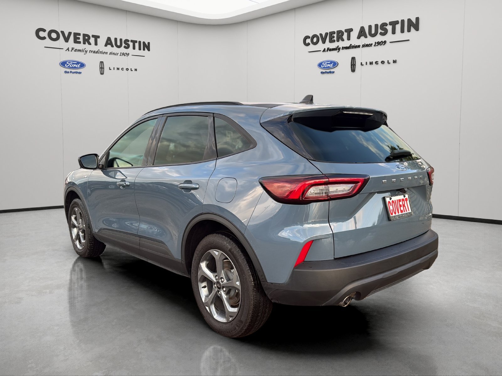 Certified 2025 Ford Escape ST-Line Select AWD/4WD image 3