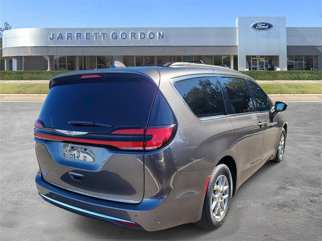 Used 2021 Chrysler Pacifica Touring image 3