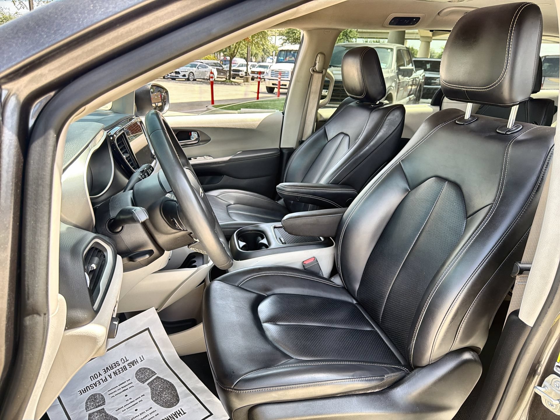 Used 2023 Chrysler Pacifica Touring-L FWD image 11