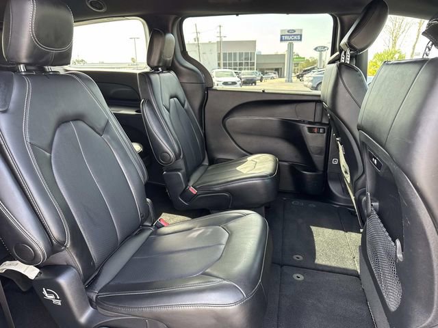 Used 2025 Chrysler Pacifica Select image 10