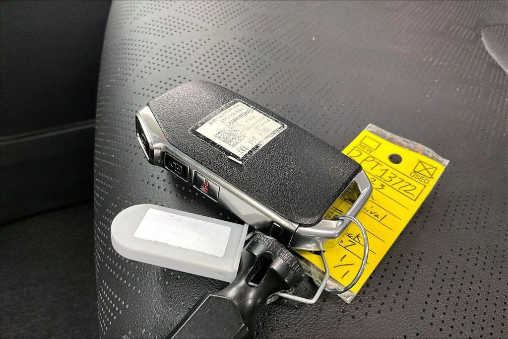 Used 2023 Kia Carnival LX FWD image 11