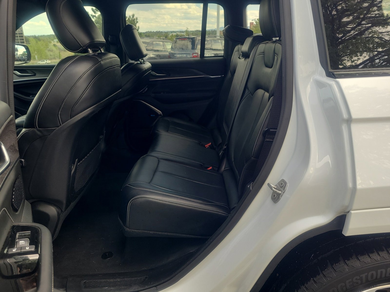 Used 2022 Jeep Grand Cherokee Overland AWD/4WD image 17