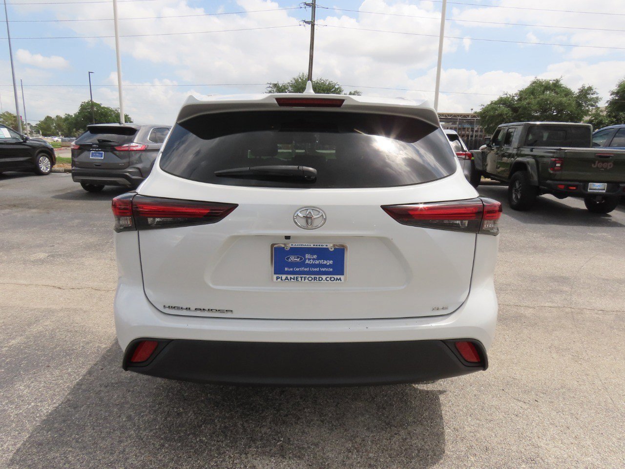 Used 2024 Toyota Highlander XLE FWD image 4