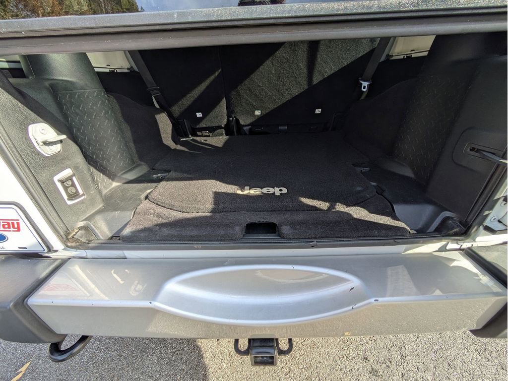 Used 2017 Jeep Wrangler Unlimited Sahara w/ Connectivity Group image 7