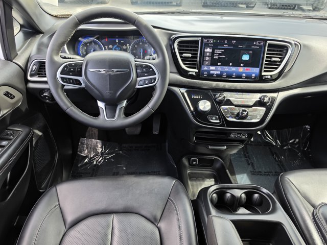 Used 2025 Chrysler Pacifica Select FWD image 15