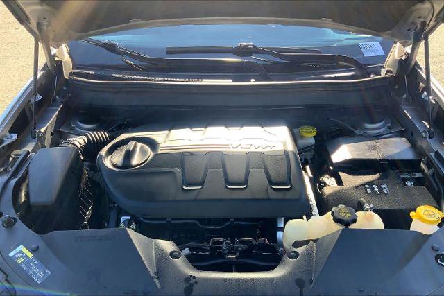 Used 2019 Jeep Cherokee Latitude Plus w/ Cold Weather Group AWD/4WD image 28