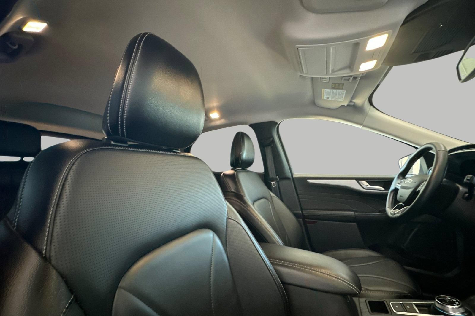 Certified 2025 Ford Escape SE w/ PHEV Premium Package FWD image 17