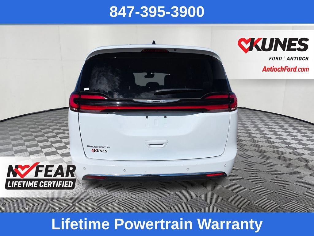 Used 2024 Chrysler Pacifica Touring-L image 4