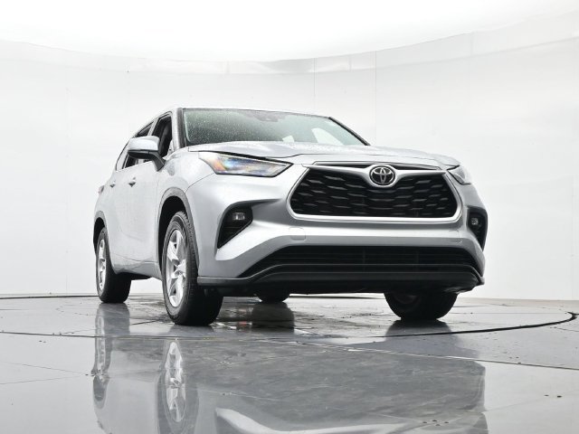 Used 2025 Toyota Highlander LE FWD image 32