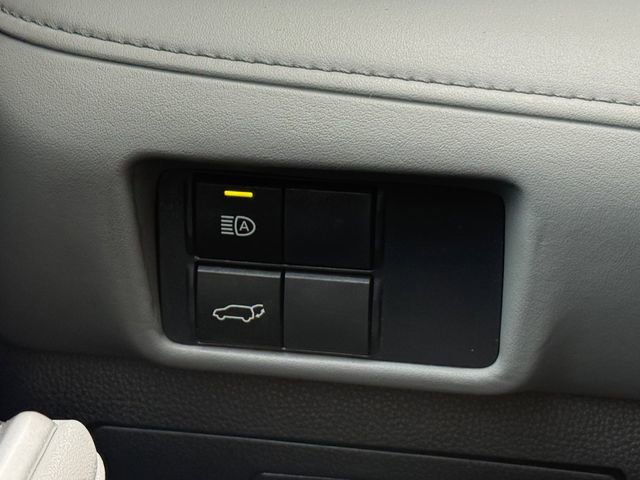 Used 2021 Toyota Highlander LE FWD image 13