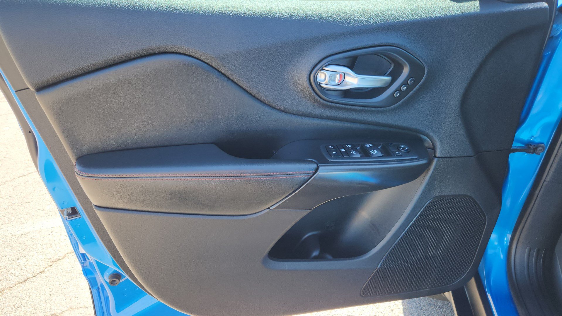 Used 2019 Jeep Cherokee Trailhawk AWD/4WD image 17