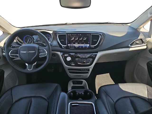 Used 2024 Chrysler Pacifica Touring-L FWD image 9
