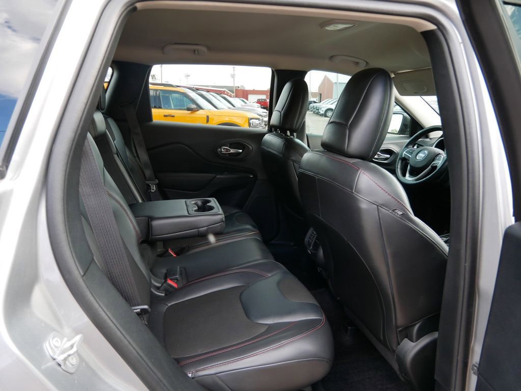 Used 2017 Jeep Cherokee Trailhawk w/ Cold Weather Group AWD/4WD image 9