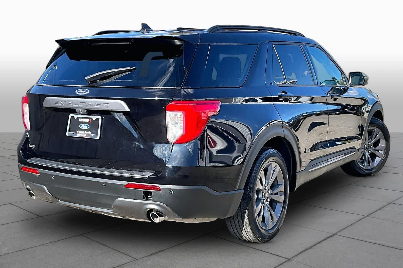 Certified 2024 Ford Explorer XLT RWD image 7