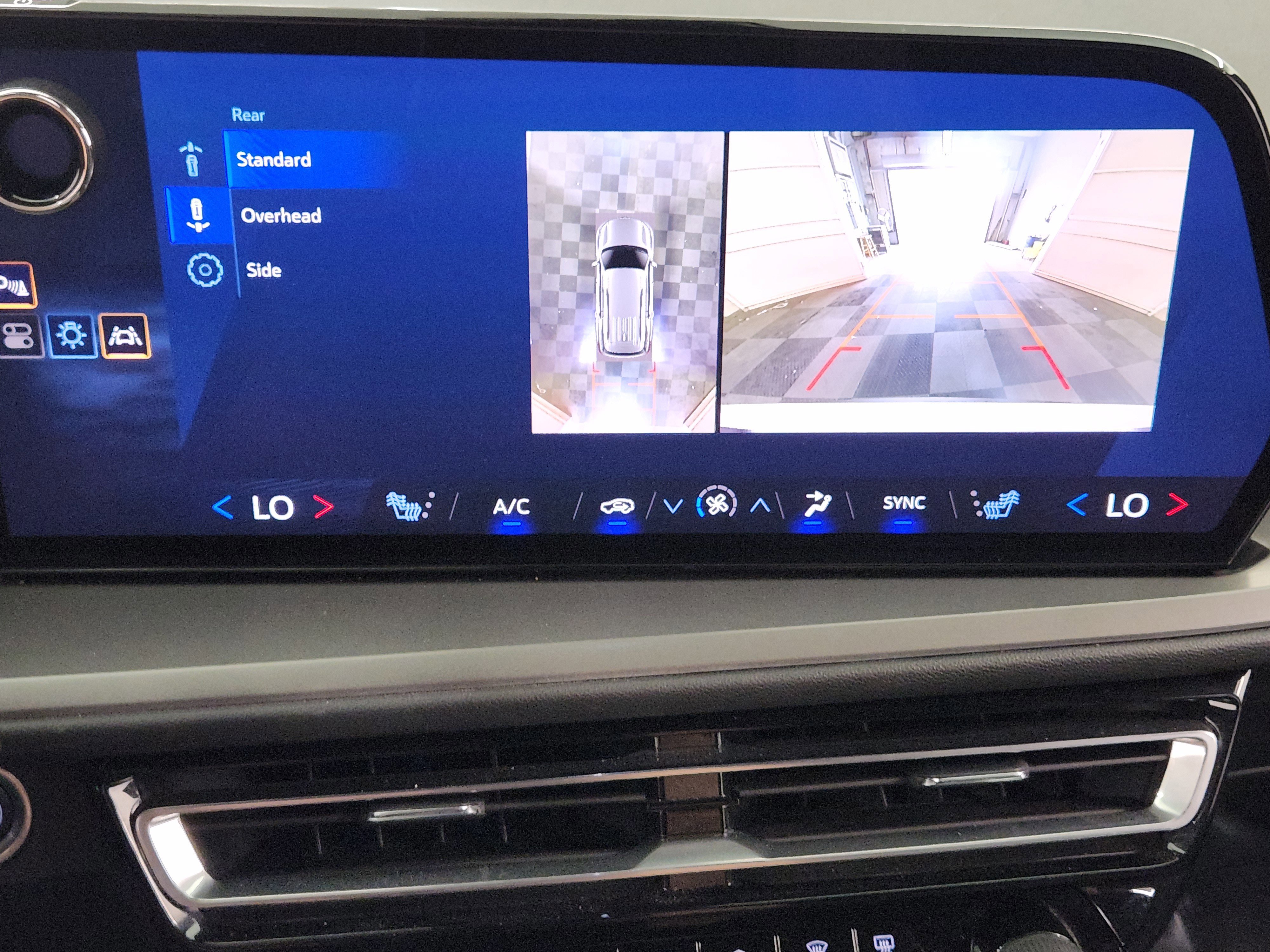 Used 2024 Chevrolet Traverse LT w/ Midnight/Sport Edition image 17