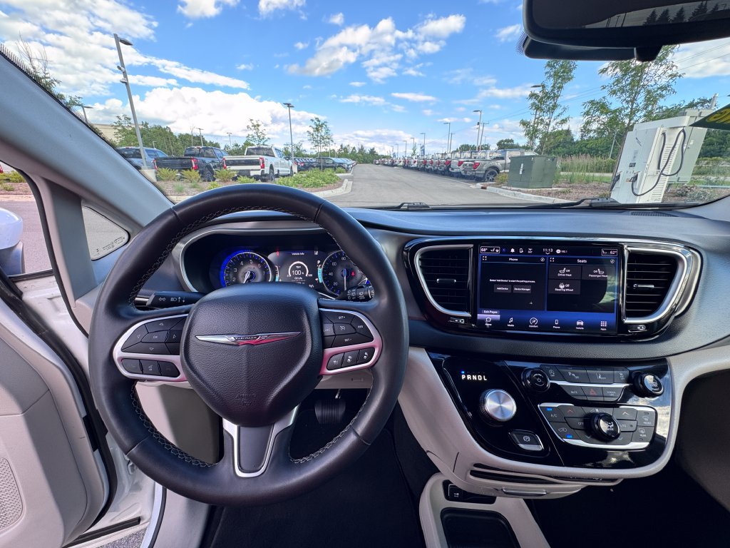 Used 2023 Chrysler Pacifica Touring-L FWD image 12