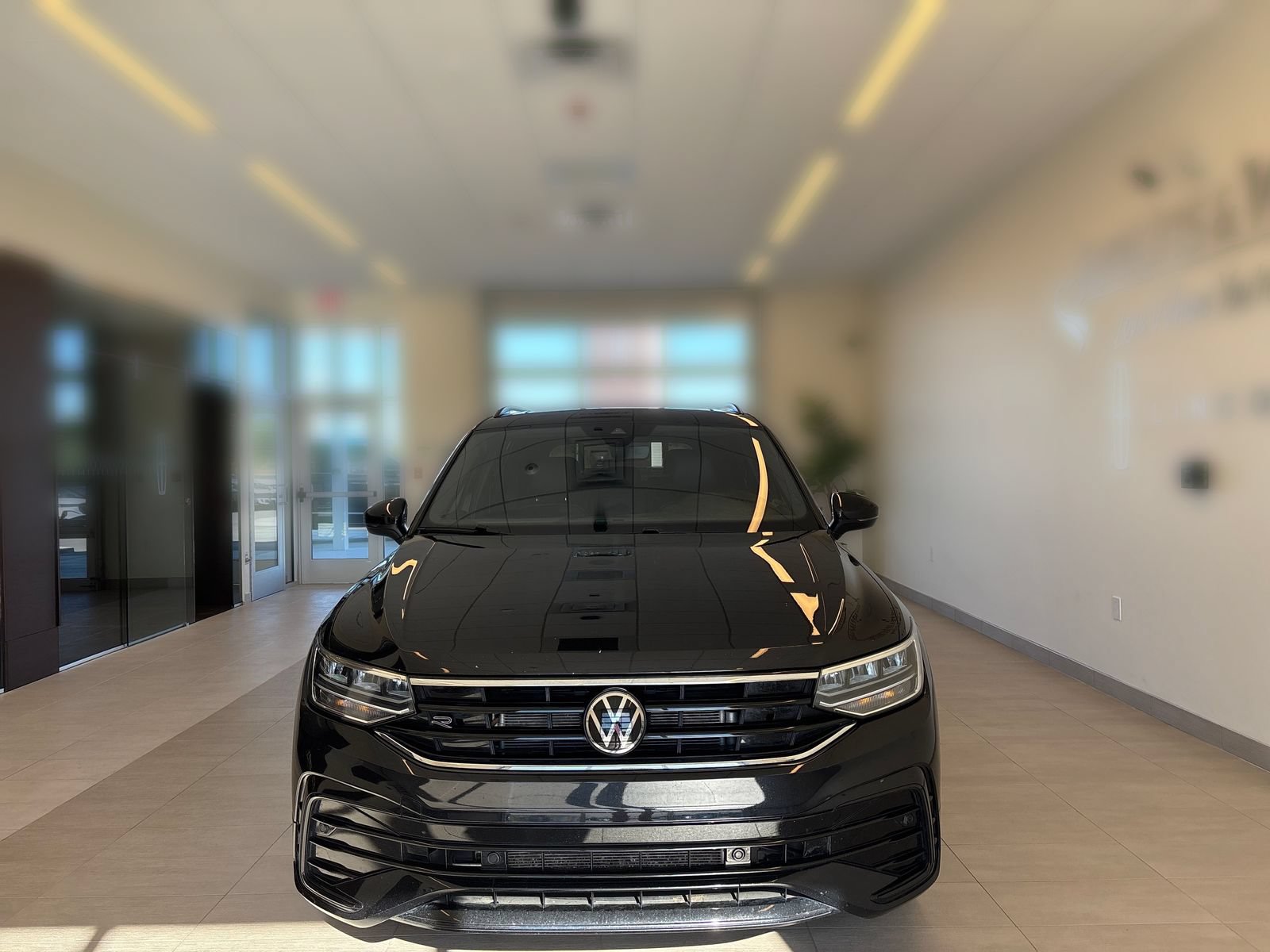 Used 2024 Volkswagen Tiguan SE R-Line FWD image 5