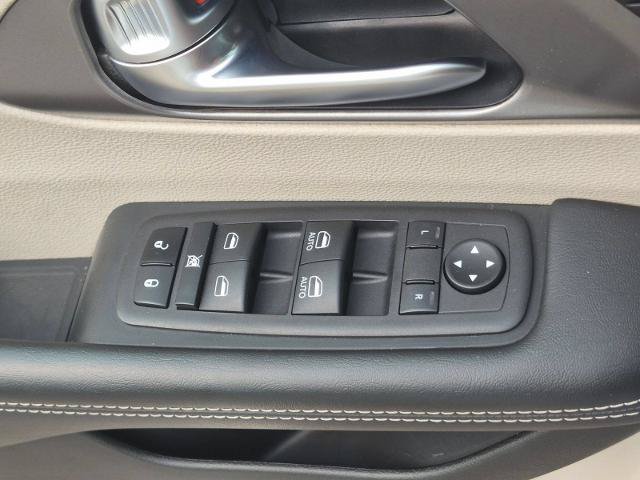 Used 2023 Chrysler Pacifica Touring-L FWD image 15
