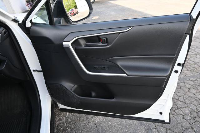Used 2021 Toyota RAV4 LE AWD/4WD image 21