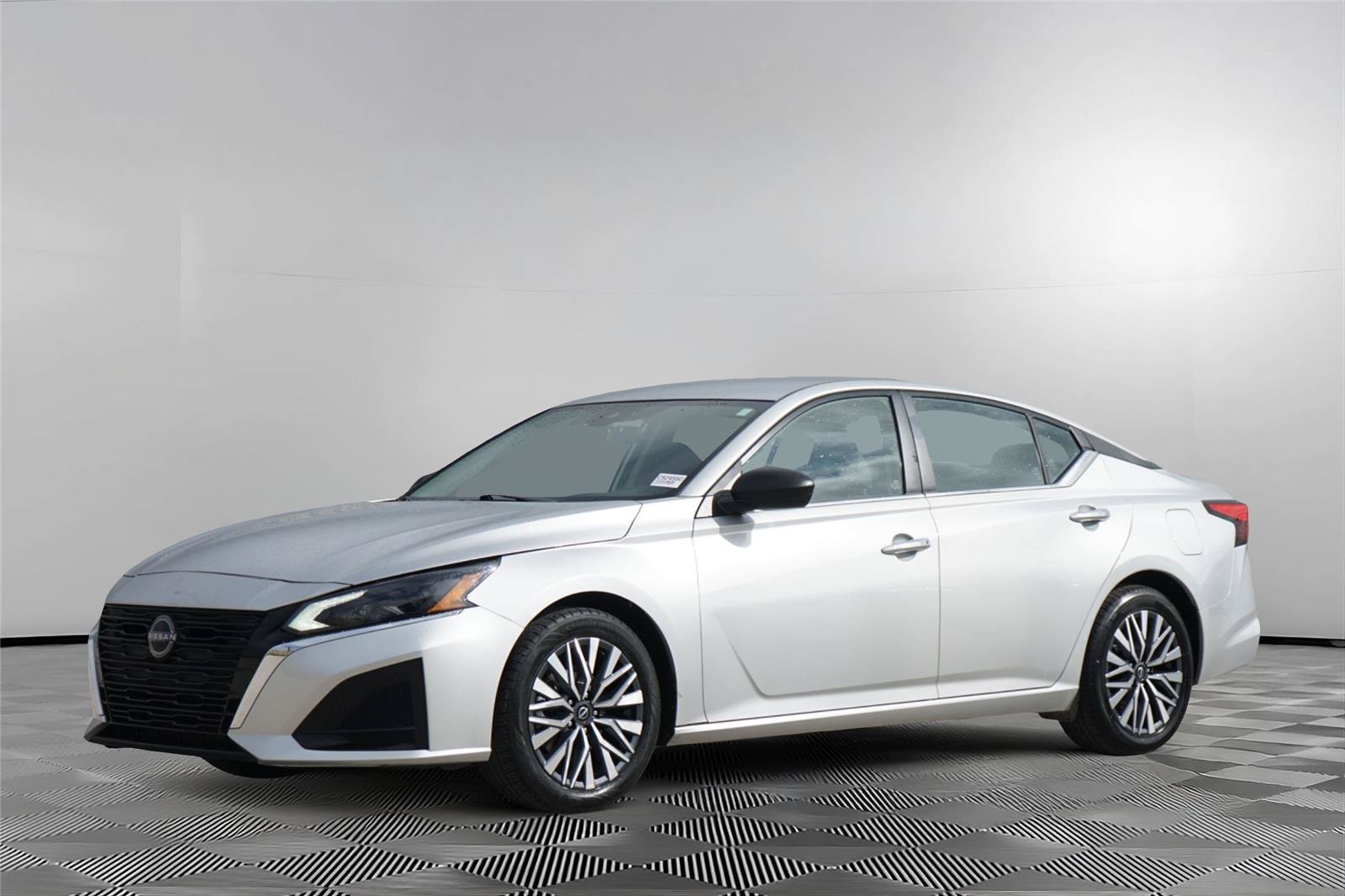 Used 2024 Nissan Altima 2.5 SV FWD image 8