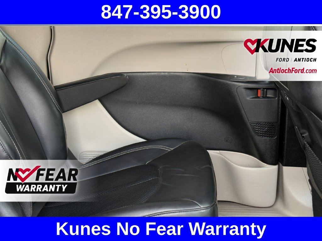 Used 2023 Chrysler Pacifica Touring-L FWD image 37