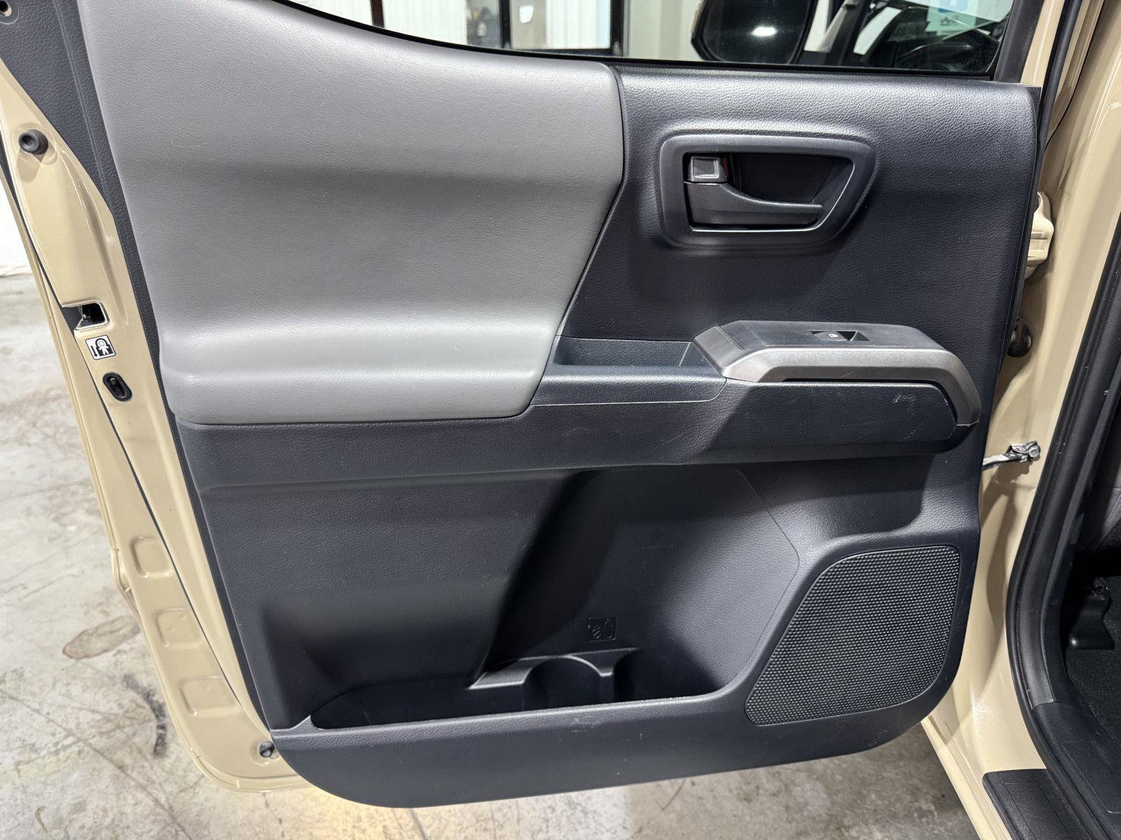 Used 2018 Toyota Tacoma SR5 RWD image 27