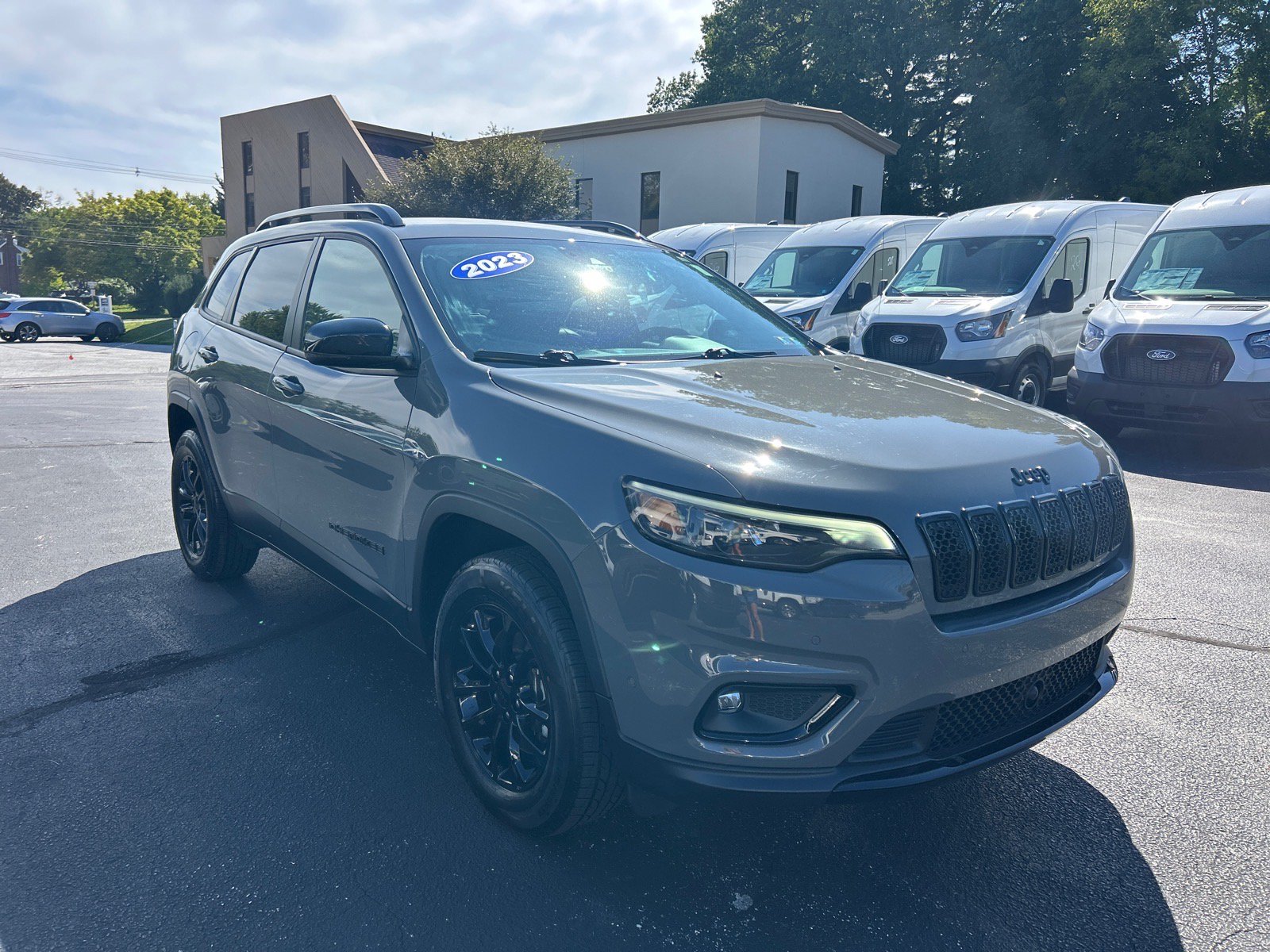 Used 2023 Jeep Cherokee Altitude Lux w/ Mopar Interior Package AWD/4WD image 3