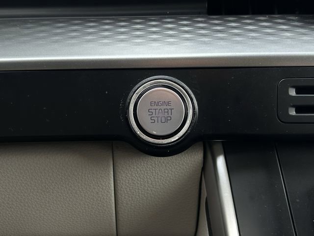 Used 2022 Kia Carnival LX image 23