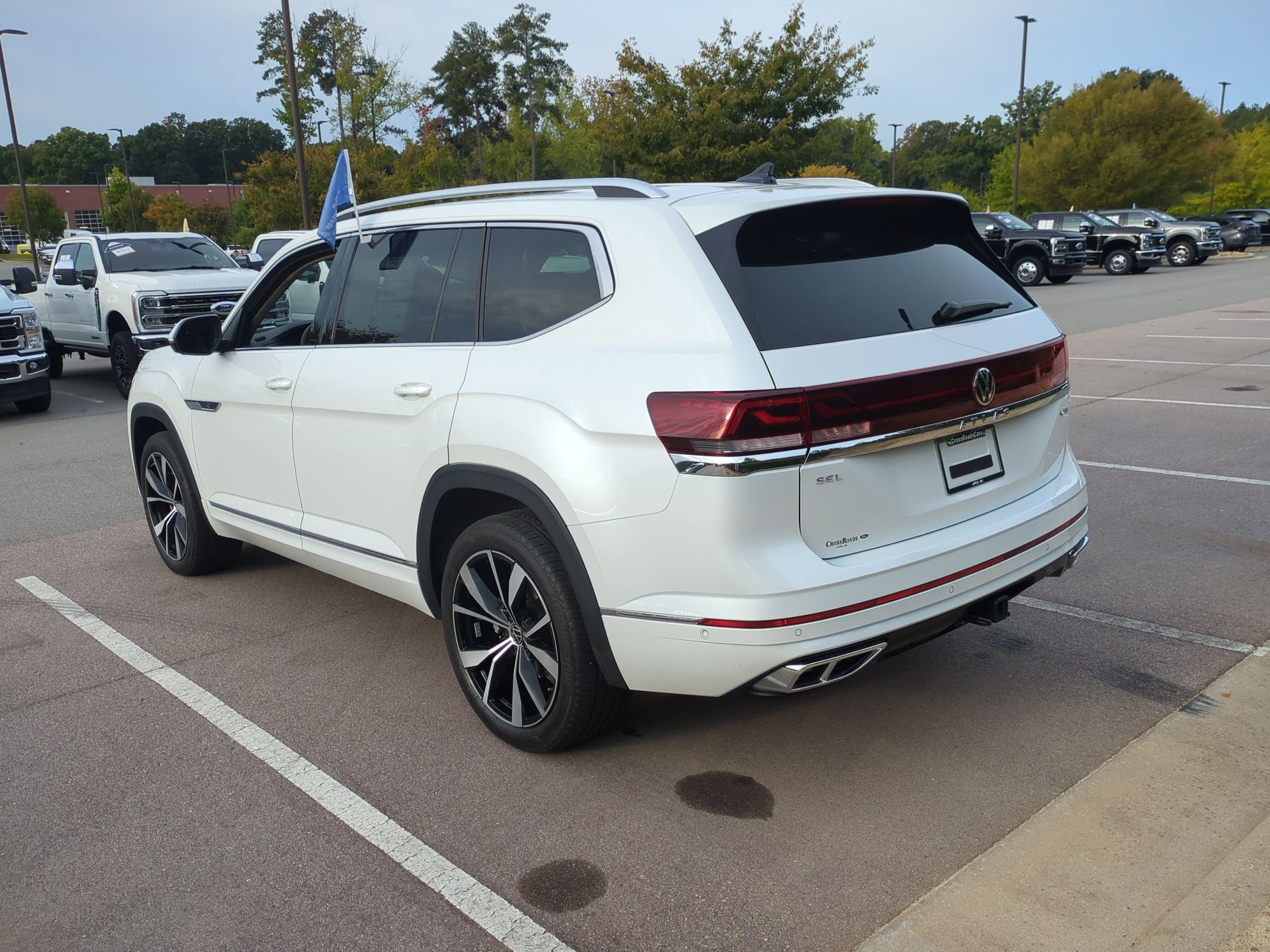 Used 2024 Volkswagen Atlas SEL Premium R-Line AWD/4WD image 6