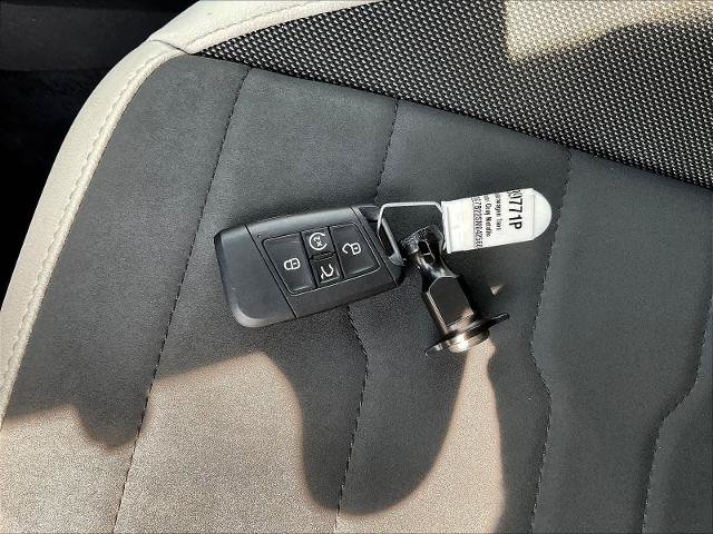Used 2025 Volkswagen Taos SE AWD/4WD image 36