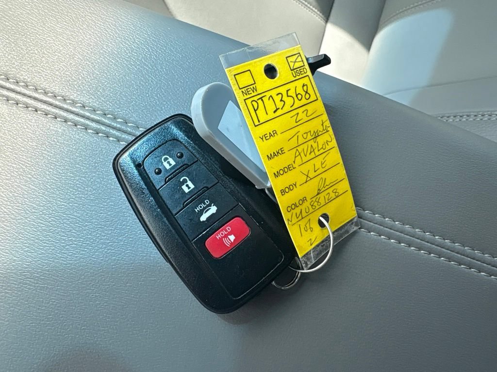 Used 2022 Toyota Avalon XLE w/ Moonroof Package FWD image 12