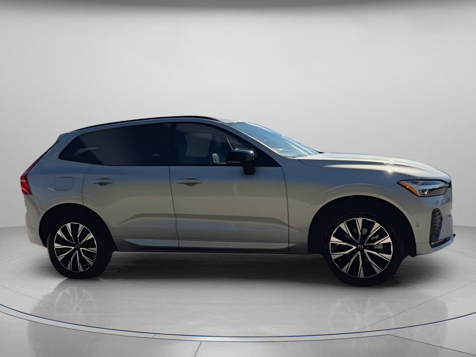 Used 2025 Volvo XC60 B5 Plus image 27