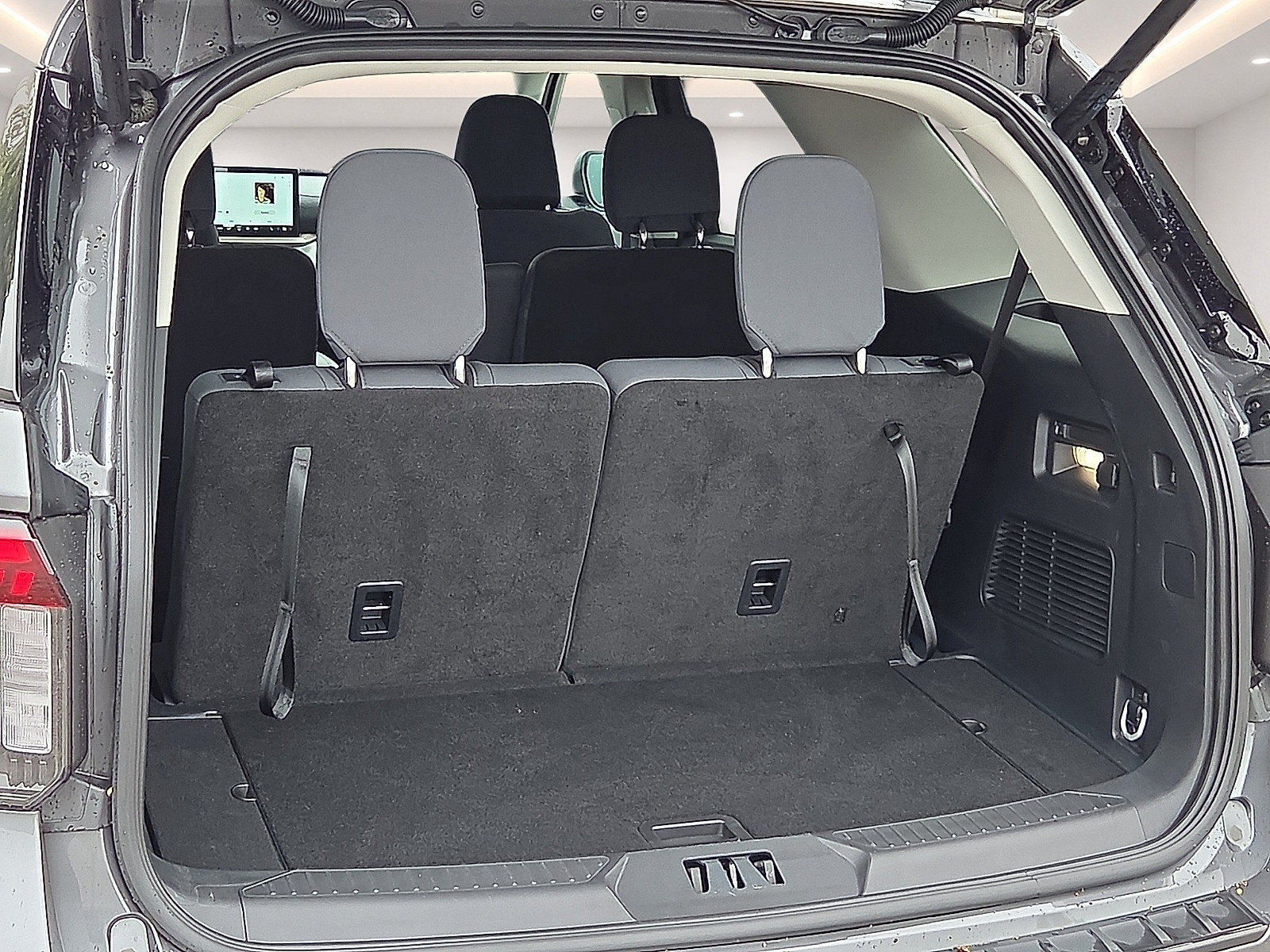 Certified 2025 Ford Explorer Active RWD image 8