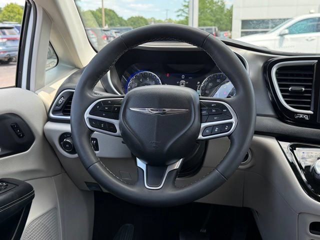 Used 2023 Chrysler Pacifica Touring-L FWD image 6