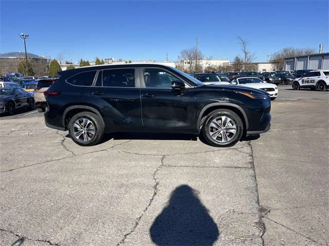 Used 2024 Toyota Highlander LE image 2