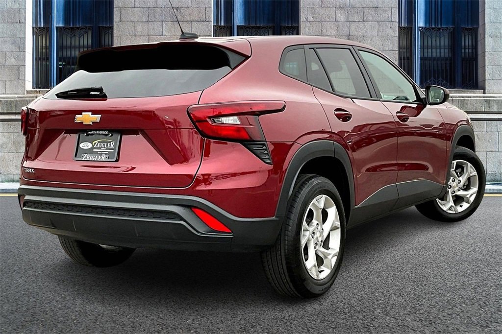 Used 2024 Chevrolet Trax LS w/ LS Convenience Package image 11