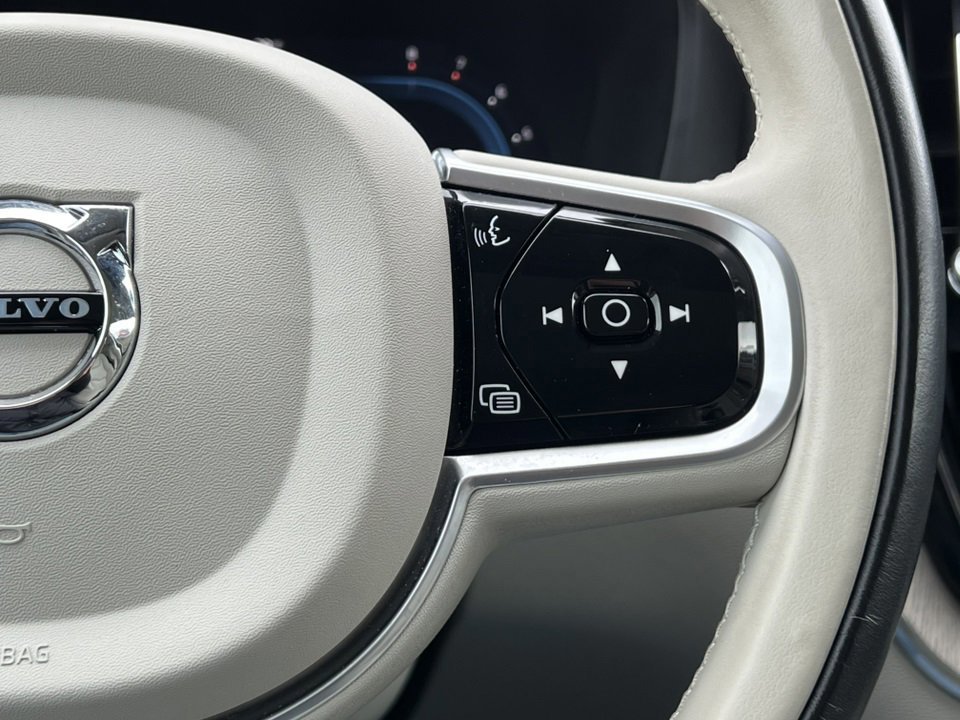 Used 2022 Volvo XC60 B5 Inscription image 25