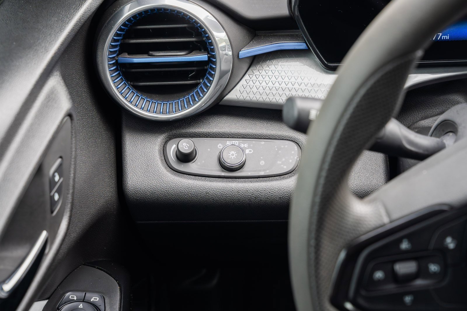 Used 2024 Chevrolet Trax LT image 24