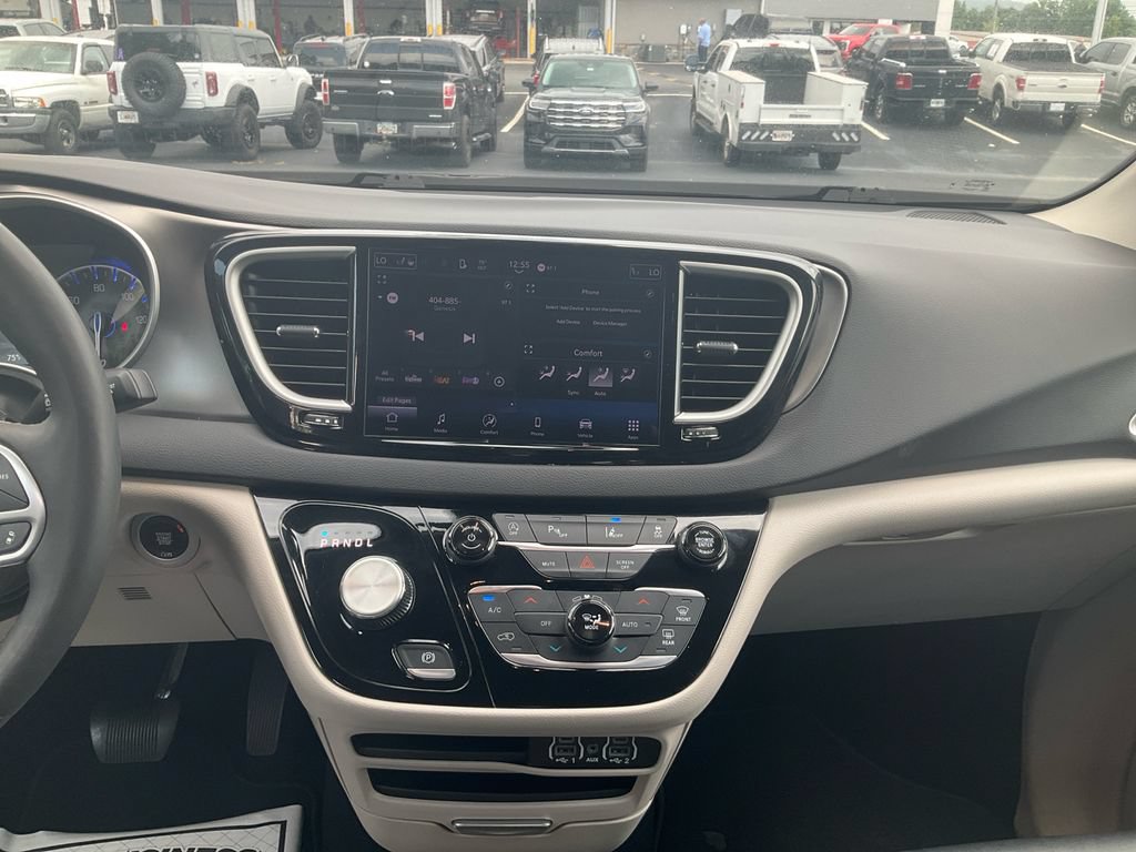 Used 2024 Chrysler Pacifica Touring-L FWD image 19