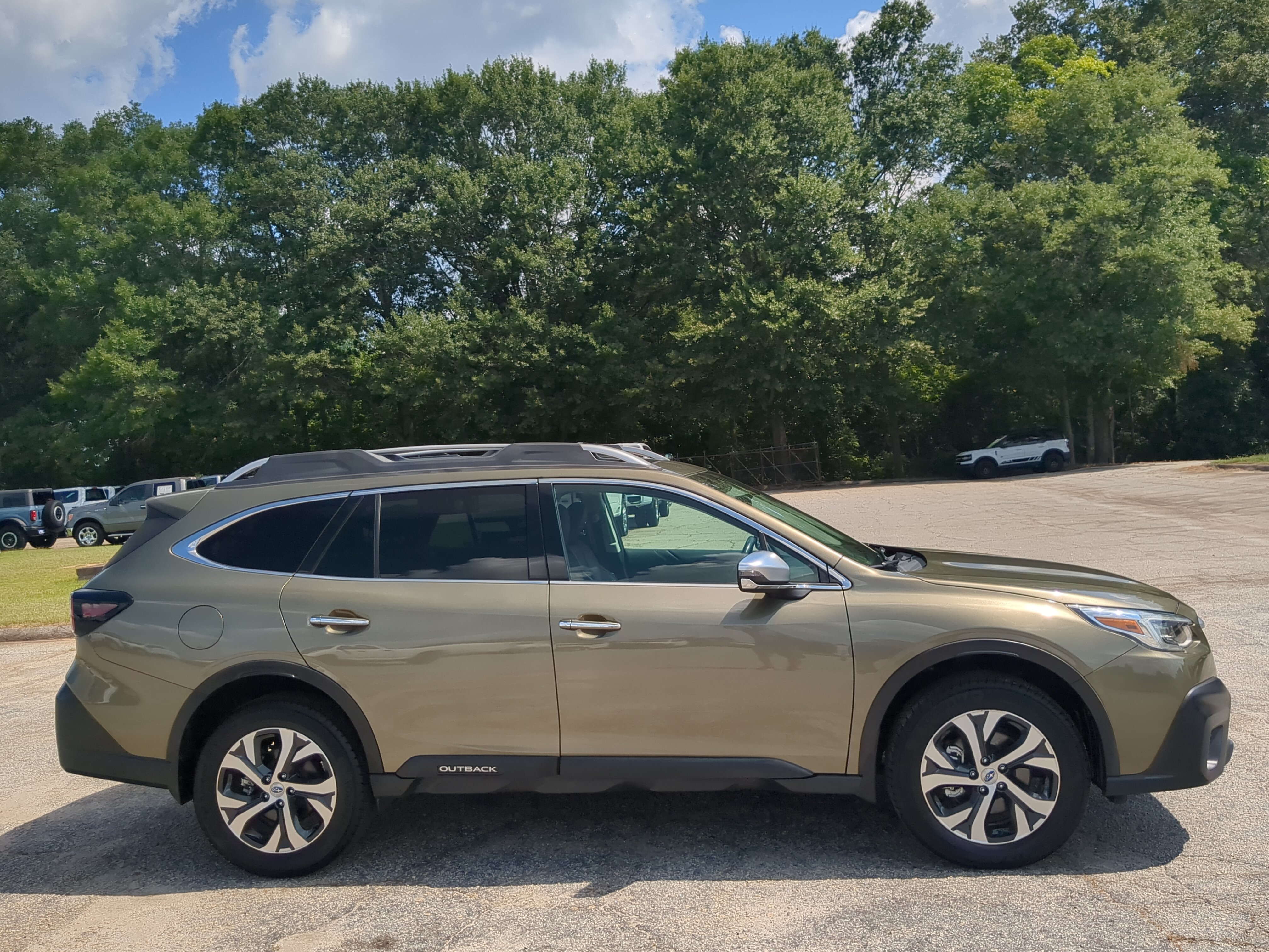 Used 2020 Subaru Outback Touring w/ Popular Package #2 AWD/4WD image 2