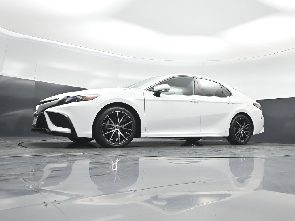 Used 2023 Toyota Camry SE w/ Cold Weather Package FWD image 39