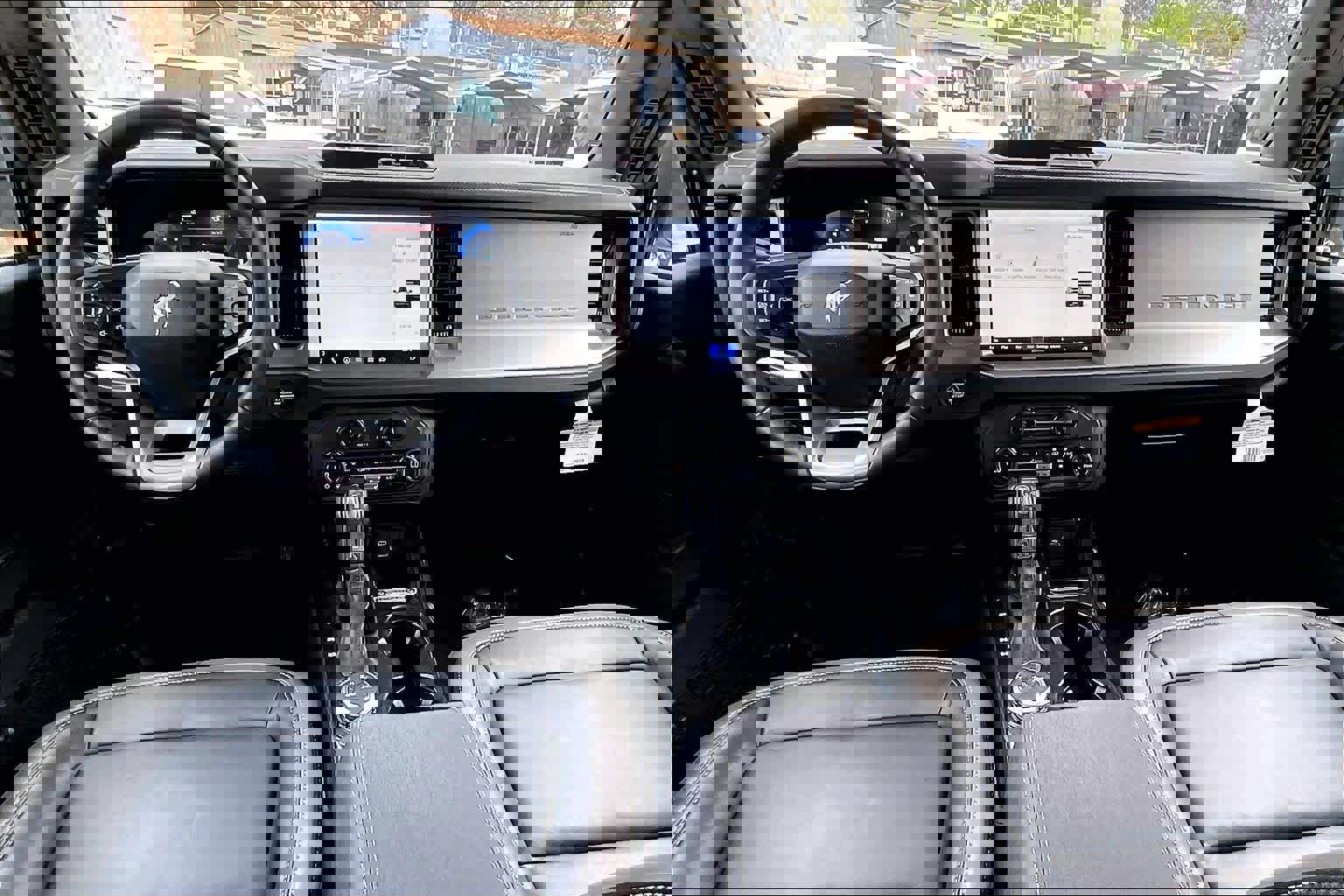 Certified 2025 Ford Bronco Outer Banks w/ Black Appearance Package image 17