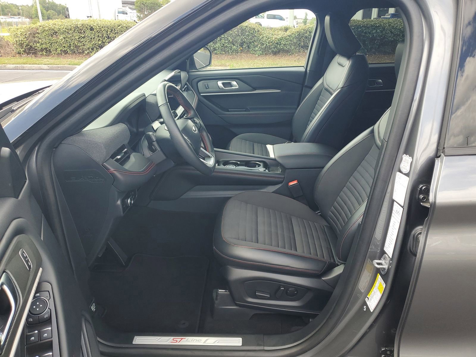 Certified 2025 Ford Explorer ST-Line w/ ST-Line Street Pack image 18