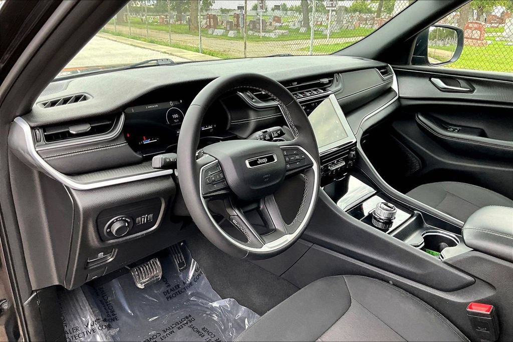 Used 2025 Jeep Grand Cherokee L Laredo AWD/4WD image 13