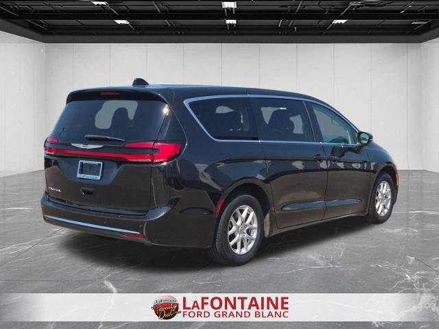 Used 2023 Chrysler Pacifica Touring-L FWD image 5