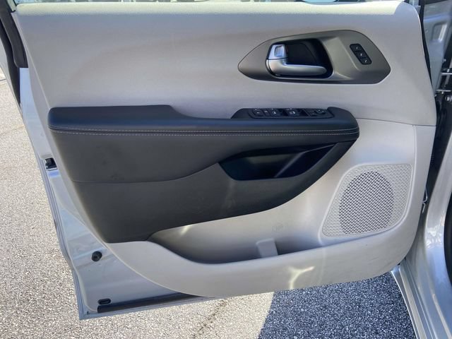 Used 2024 Chrysler Pacifica Touring-L FWD image 16