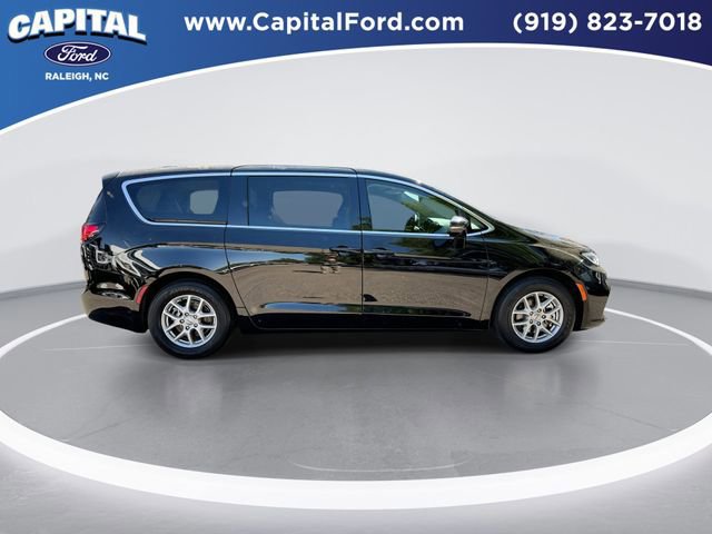 Used 2024 Chrysler Pacifica Touring-L image 7