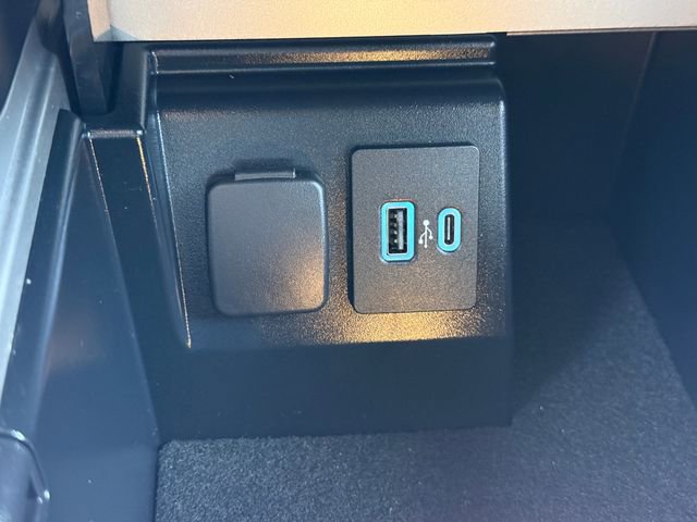 Certified 2022 Ford Explorer XLT w/ Equipment Group 202A image 13