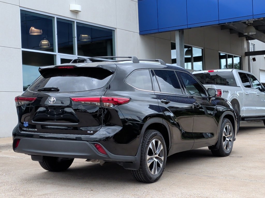Used 2022 Toyota Highlander XLE FWD image 3