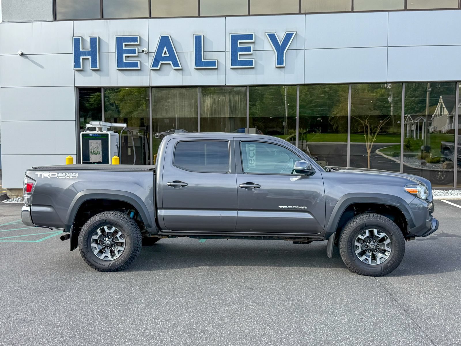 Used 2021 Toyota Tacoma TRD Off-Road AWD/4WD image 8